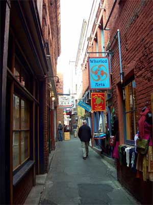 Fan Tan Alley, Victoria BC, photo summerhouseart.com Fan Tan Alley, Victoria BC, photo summerhouseart.com