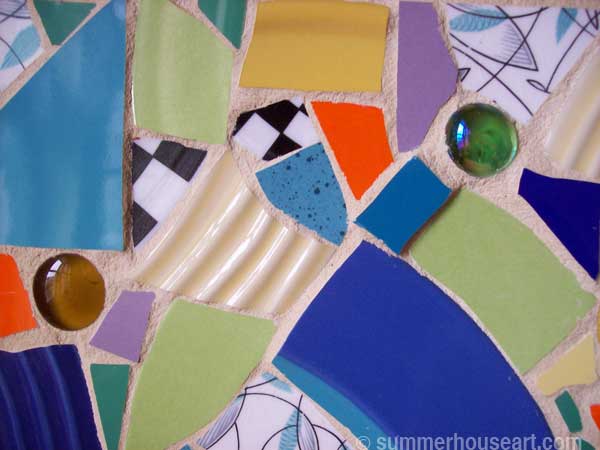 detail, Pique Assiette mirror, by Helen Bushell, summerhouseart.com detail, Pique Assiette mirror, by Helen Bushell, summerhouseart.com