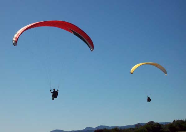 2-paragliders-up